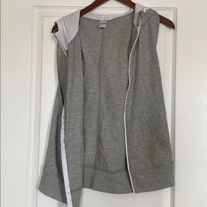 Active sleeveless jacket for working out